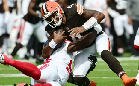 Woeful line, QB play holding back Browns’ offense