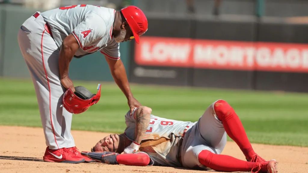 Angels’ Zach Neto departs with right shoulder injury