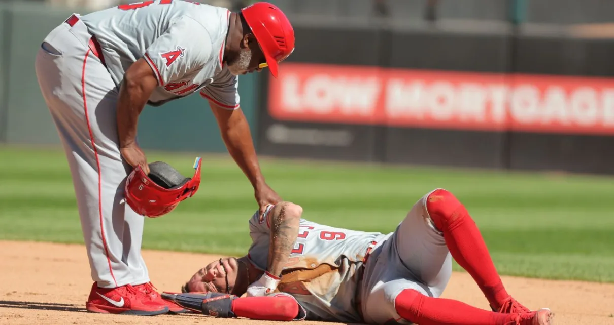 Angels’ Zach Neto departs with right shoulder injury