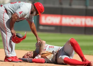 Angels’ Zach Neto departs with right shoulder injury