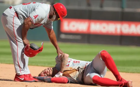 Angels’ Zach Neto departs with right shoulder injury