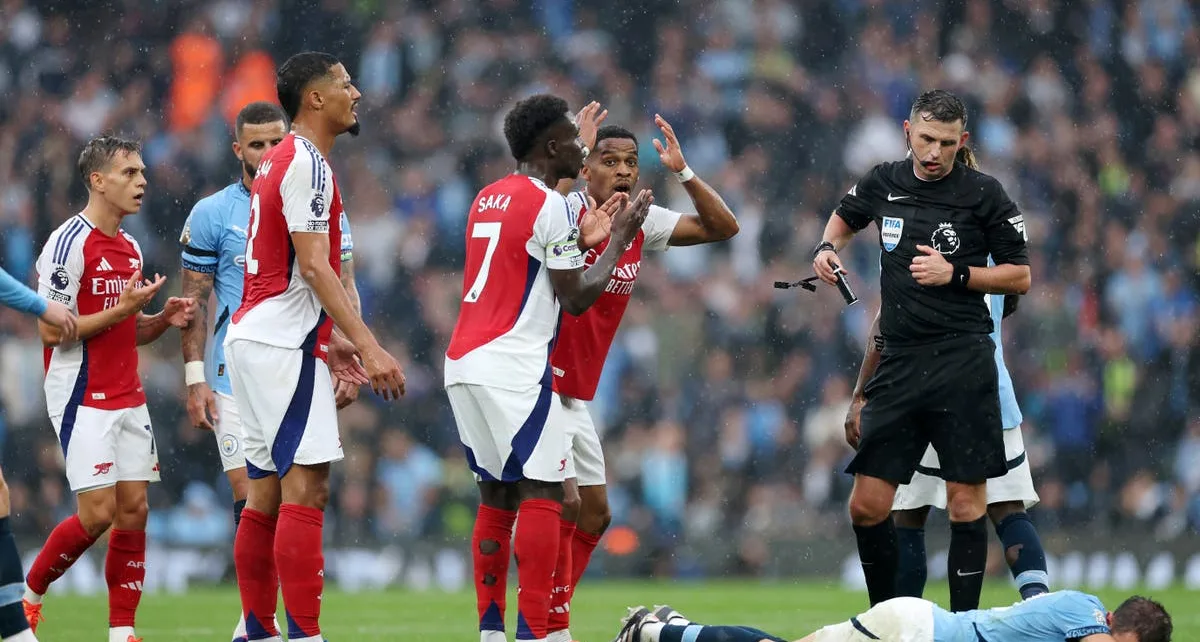 Why was Arsenal’s Leandro Trossard sent off against Manchester City?