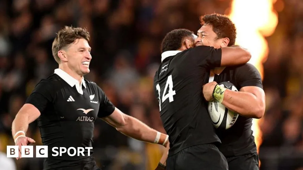 New Zealand 33-13 Australia: All Blacks end Rugby Championship on high