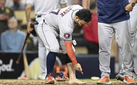 Jose Altuve ejected for removing shoe and sock while arguing non-call