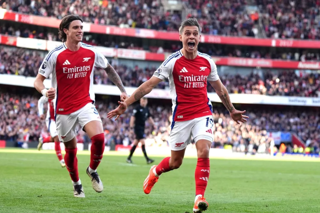 Arsenal strike twice in stoppage time to see off stubborn Leicester