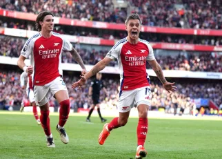 Arsenal strike twice in stoppage time to see off stubborn Leicester