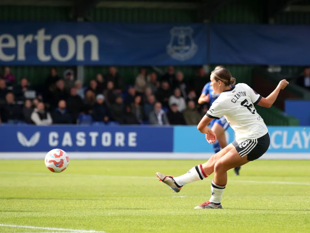 Grace Clinton strike maintains Man Utd’s winning start to WSL season