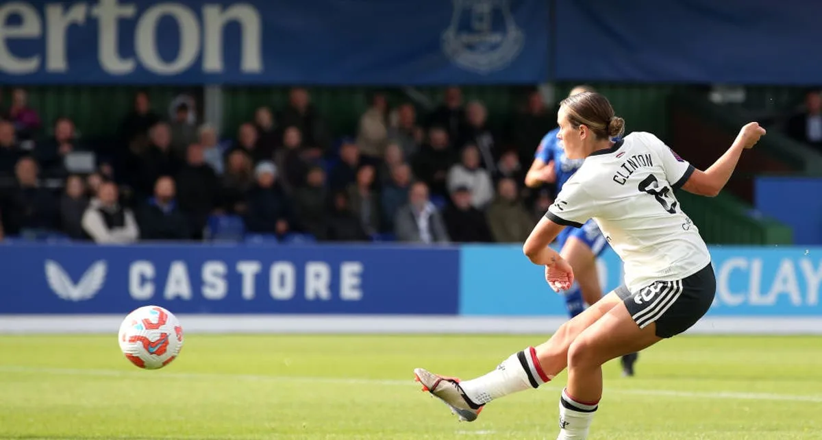 Grace Clinton strike maintains Man Utd’s winning start to WSL season