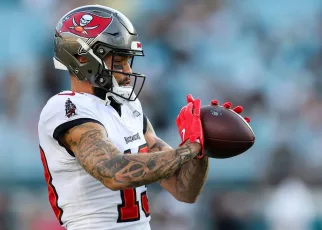 Buccaneers Fan Shows Off Mike Evans Autograph Tattoo