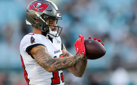 Buccaneers Fan Shows Off Mike Evans Autograph Tattoo