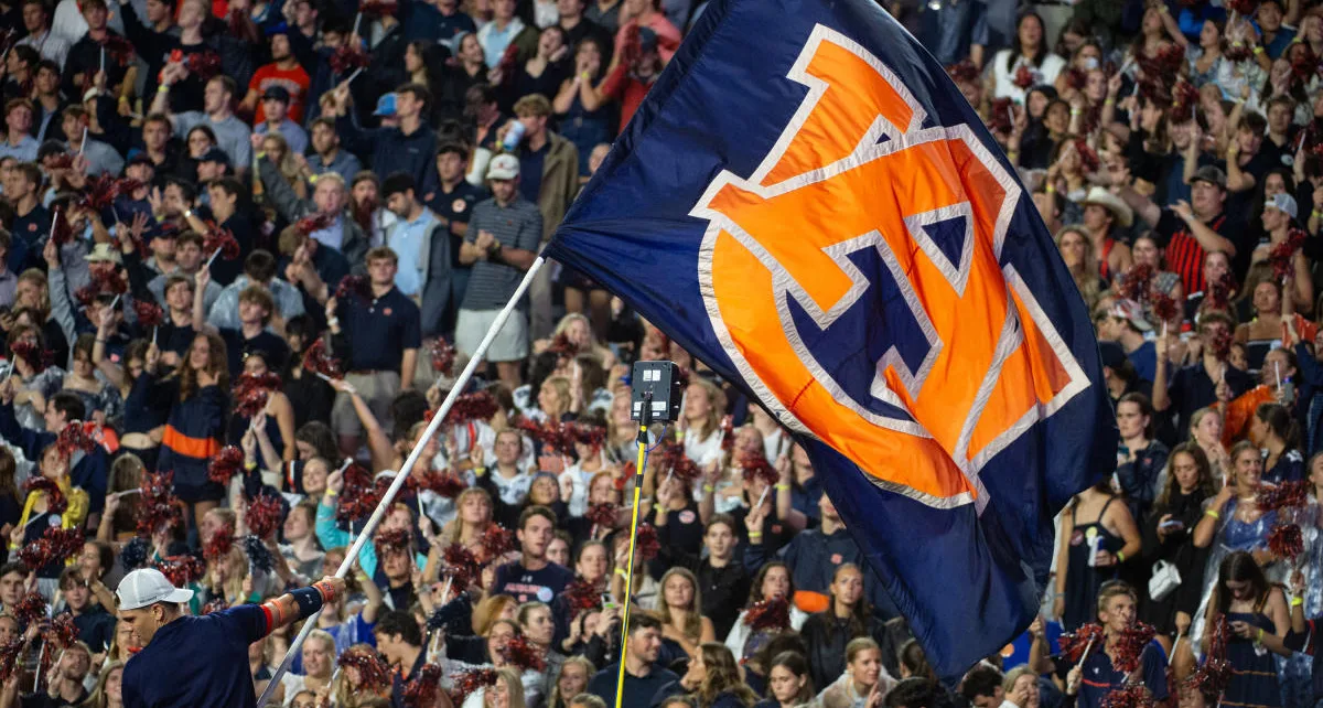 Auburn cheerleader welcomes Oklahoma with wild backflip kick to player’s helmet