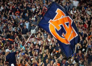 Auburn cheerleader welcomes Oklahoma with wild backflip kick to player’s helmet