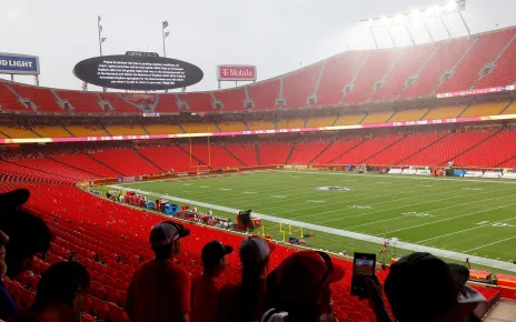 Sights and sounds from Chiefs’ weather-delayed Super Bowl banner ceremony