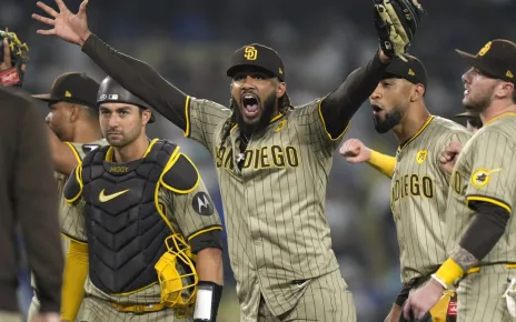 Padres beat Dodgers on triple play to end game