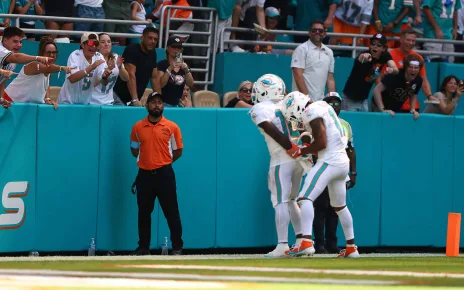 Tyreek Hill Does Handcuff Celebration After Scoring Touchdown