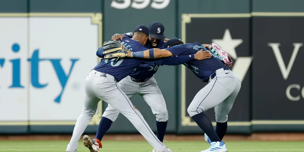 Mariners stay alive in AL Wild Card race with win