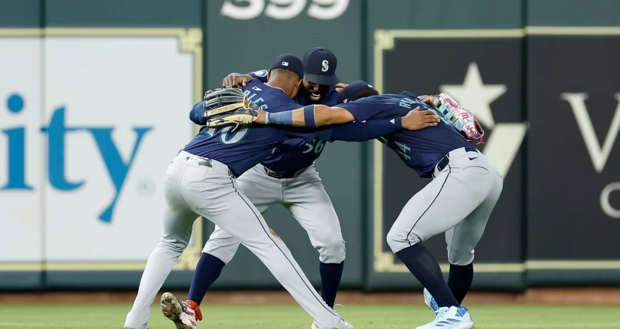 Mariners stay alive in AL Wild Card race with win