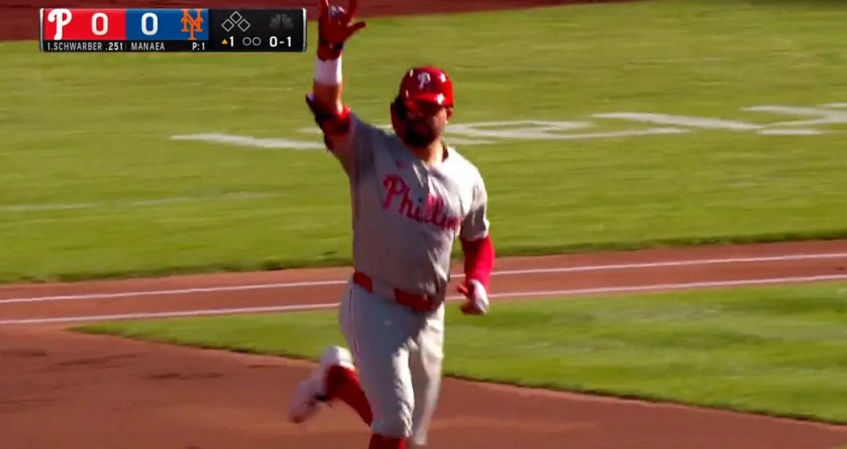 Kyle Schwarber BELTS a leadoff home run in Phillies' matchup against Mets