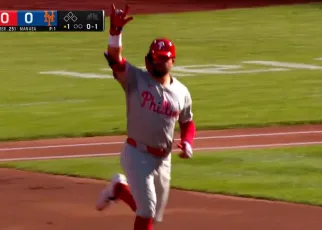 Kyle Schwarber BELTS a leadoff home run in Phillies' matchup against Mets