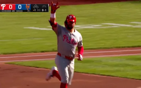 Kyle Schwarber BELTS a leadoff home run in Phillies' matchup against Mets