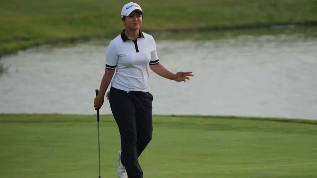 Sei Young Kim maintains lead of LPGA event in China