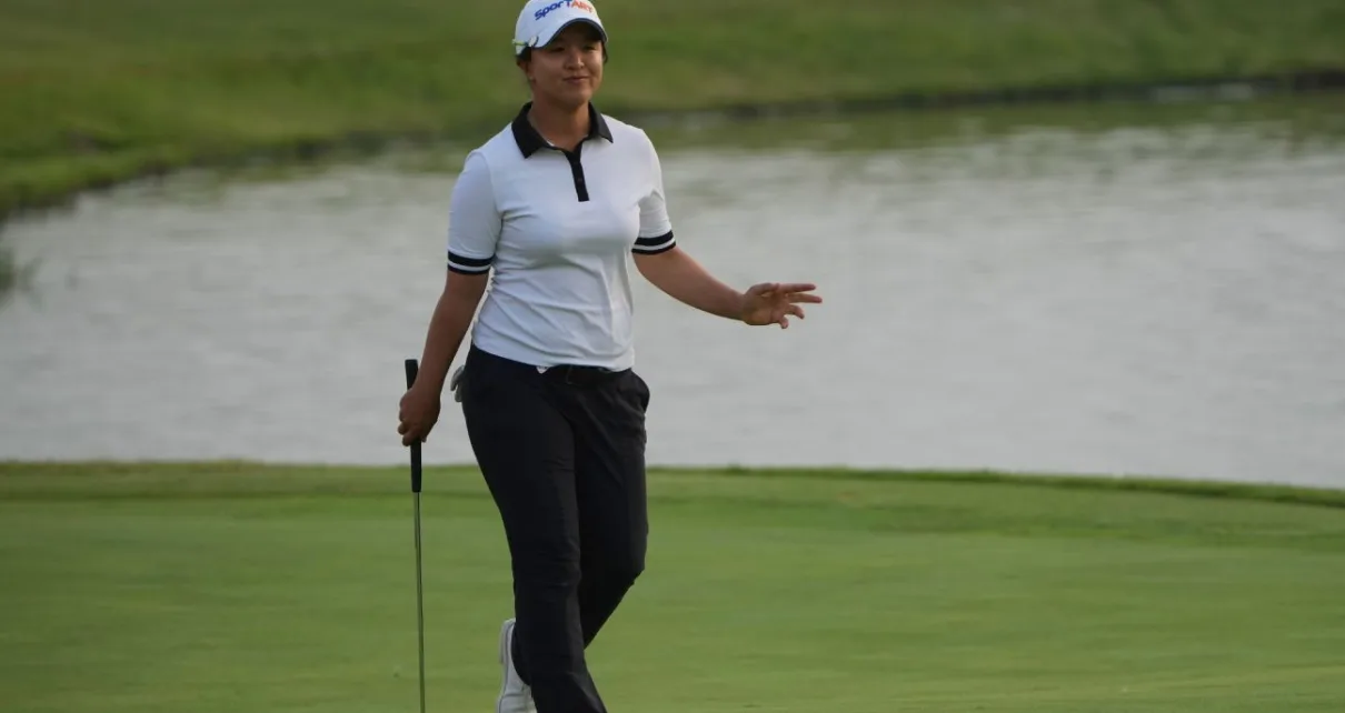 Sei Young Kim maintains lead of LPGA event in China