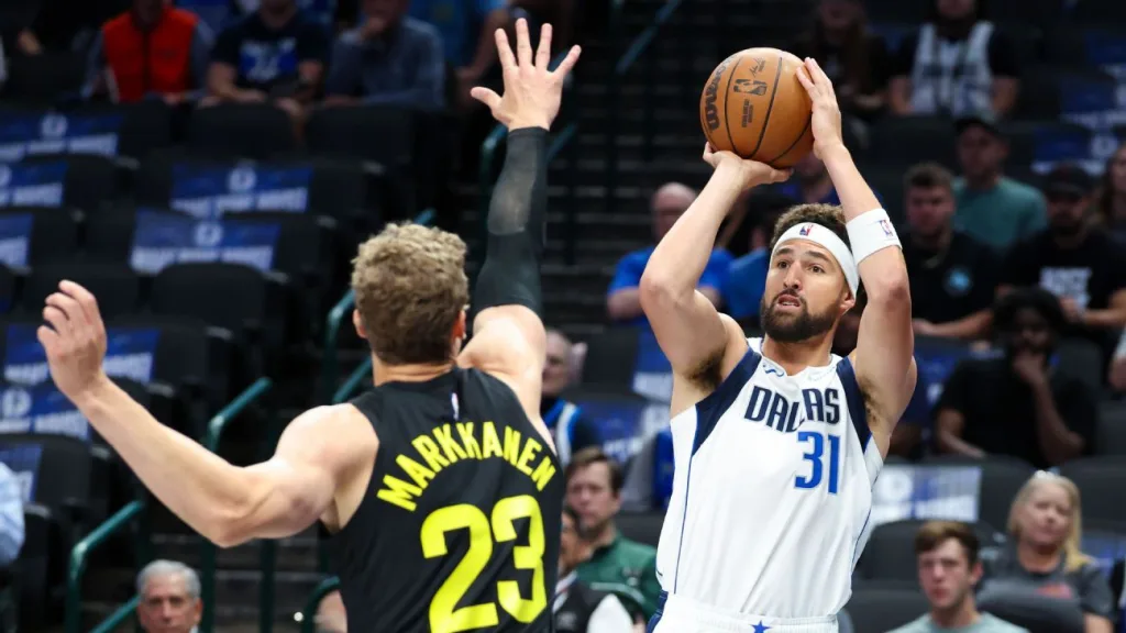 Klay Thompson overcomes nerves, nets 10 in Mavericks debut