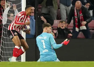 Meslier blunder costs Leeds at Sunderland