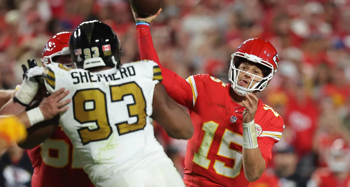 Chiefs’ new look offense with old faces beats the Saints to move to 5-0