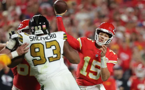 Chiefs’ new look offense with old faces beats the Saints to move to 5-0